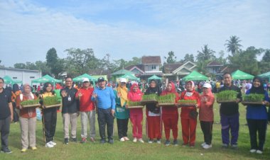 Bagikan Bibit Cabai Ke Murid Sekolah Dasar, Wahdi Harapkan Generasi Muda Senang Bertani