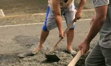 Warga Bergotong Royong Perbaiki Jalan  Nasional yang Berlubang