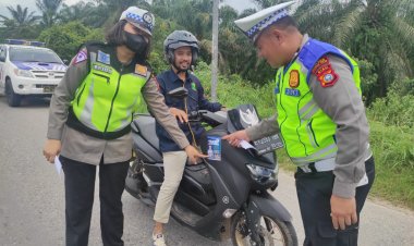 Tim Unit Kamsel Satlantas Polres Rohil Bagikan Brosur Keselamatan