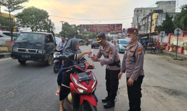 Ramadhan Bulan Penuh Berkah, Polsek Bangan Sinembah Bagikan Takjil Kepada Pengendara