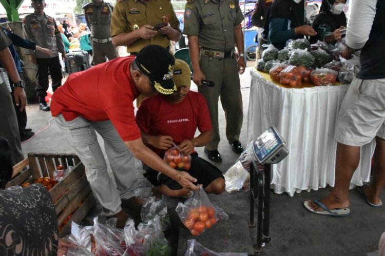 Pemerintah Kota Metro Gelar Penetrasi Pasar Di Lapangan Samber