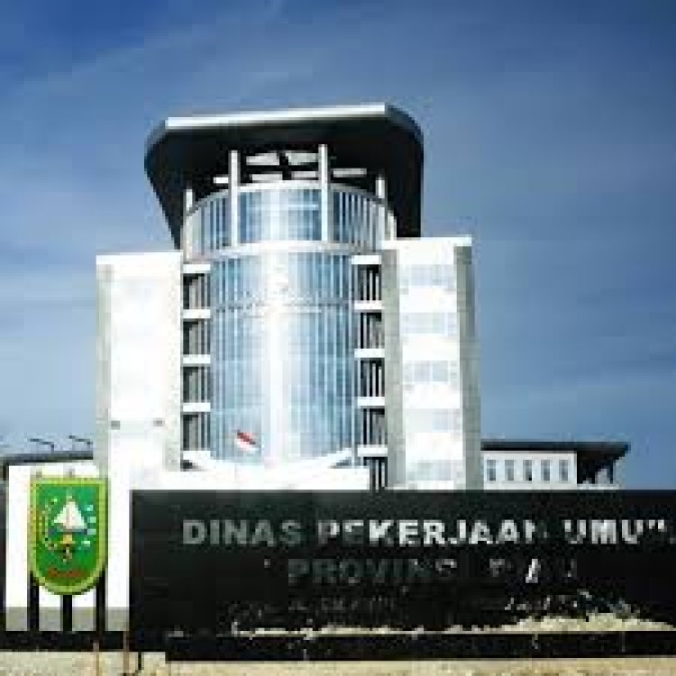 Cegah Lakalantas, Polsek Rambah Hilir Bersama Warga Timbun Jalan Provinsi yang Rusak