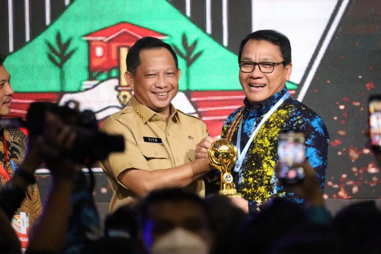Walikota Metro Terima Penghargaan UHC Award BPJS RI