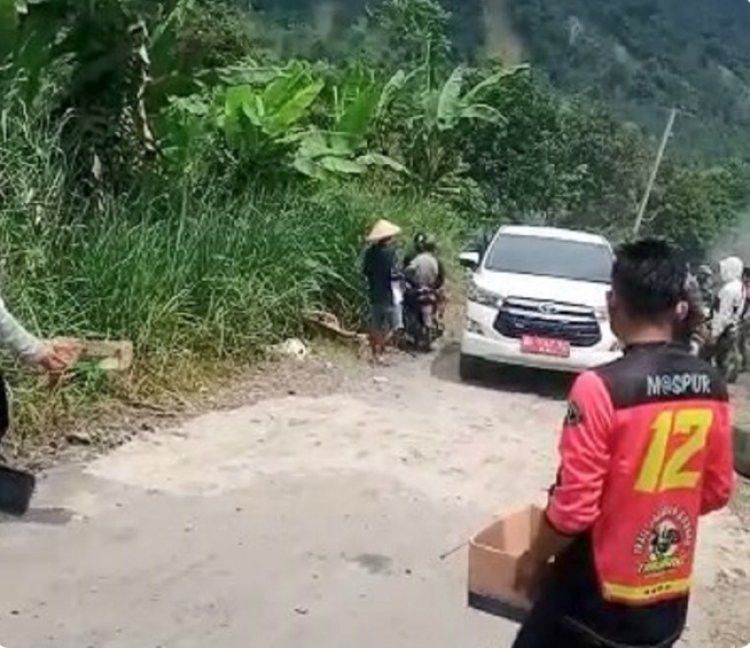 Melintas di Jalan Rusak, Pejabat Pemkab Disoraki "Lampung Barat Hebat"