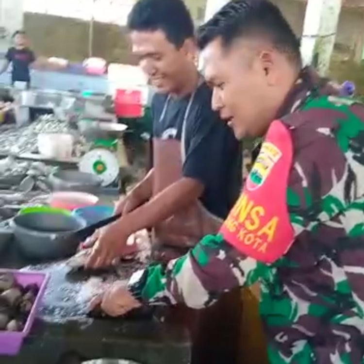 Seorang Babinsa Bantu Dagang Ikan, Ini Alasannya