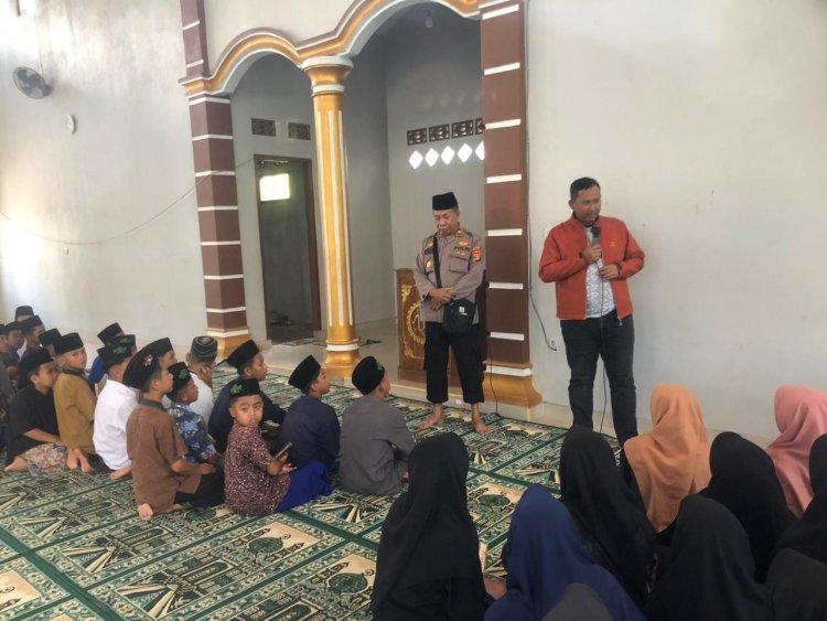 "Jumat Curhat", Kapolres Lampung Barat Berikan Nasehat Kepada Santri