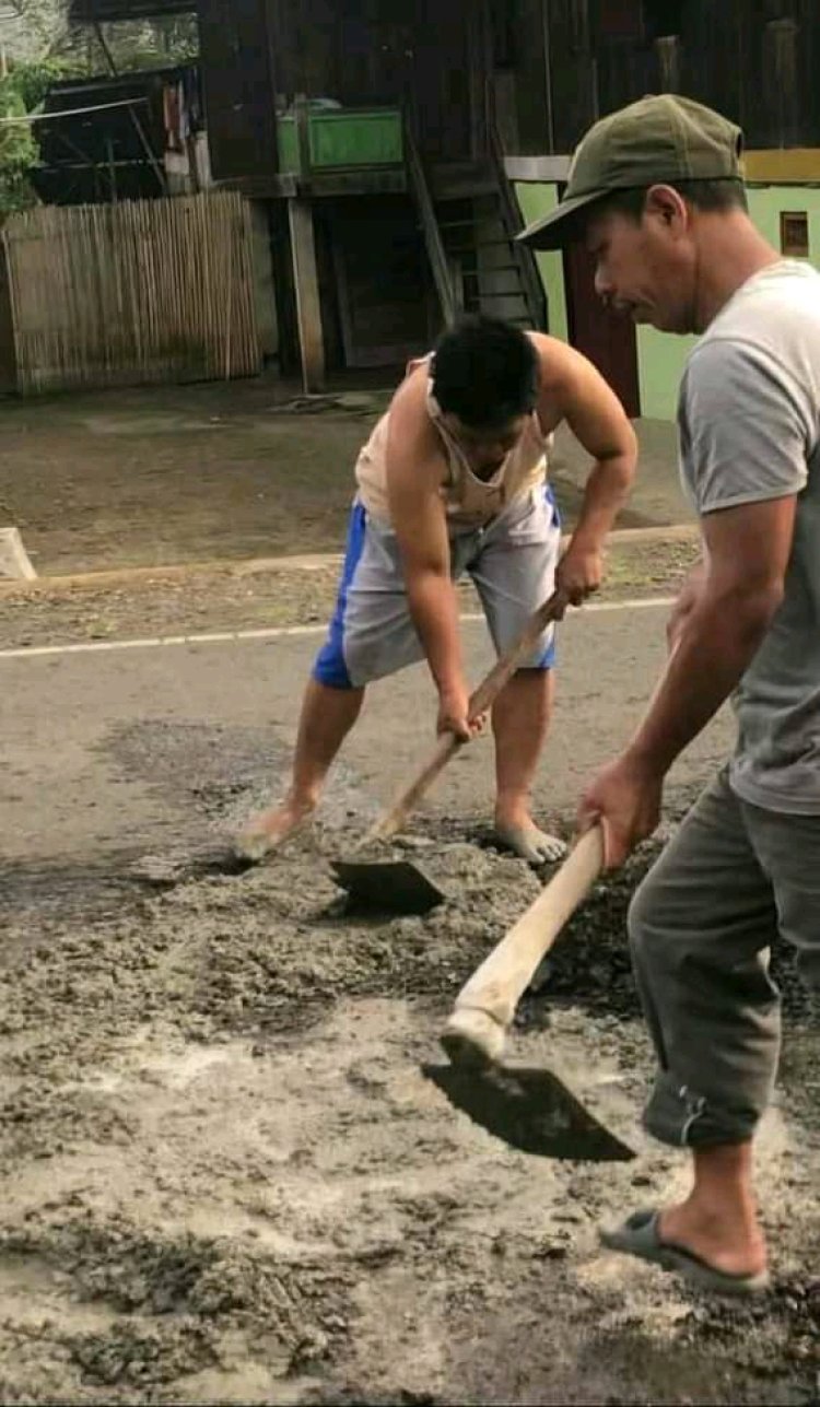 Warga Bergotong Royong Perbaiki Jalan  Nasional yang Berlubang