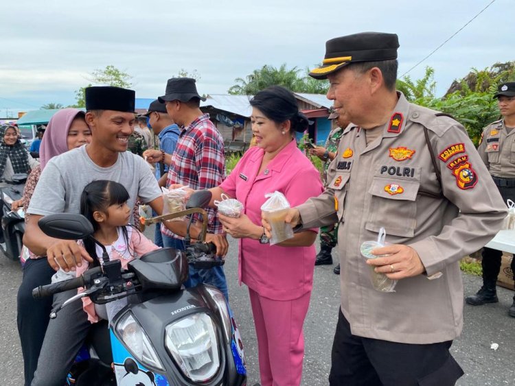 Jelang Buka Puasa, Polsek Bangko Bersama Panitia Cengbeng Bagikan 1000 Takjil