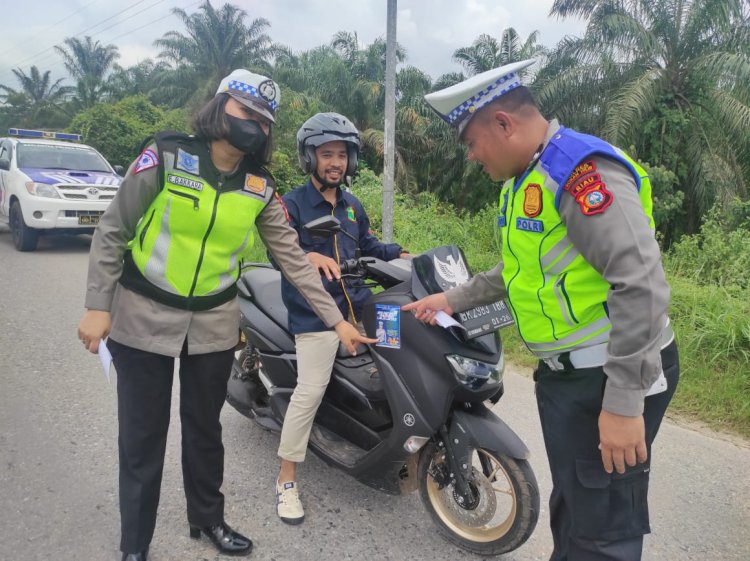 Tim Unit Kamsel Satlantas Polres Rohil Bagikan Brosur Keselamatan