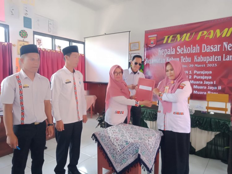 Rasa Haru di Acara Temu Pamit Kepala SDN Kecamatan Kebun Tebu
