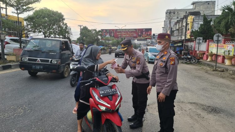 Ramadhan Bulan Penuh Berkah, Polsek Bangan Sinembah Bagikan Takjil Kepada Pengendara