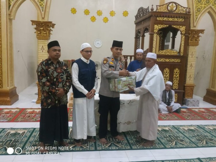 Giat Safari Ramadhan, Kapolsek Tambusai Sholat Taraweh Keliling dan Beri Bantuan Al-Quran