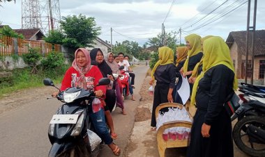 Guru TK dan Wali Murid Bagi Takjil