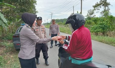 Polsek Gunung Labuhan Bagikan Takjil Gratis ke Pengguna Jalan