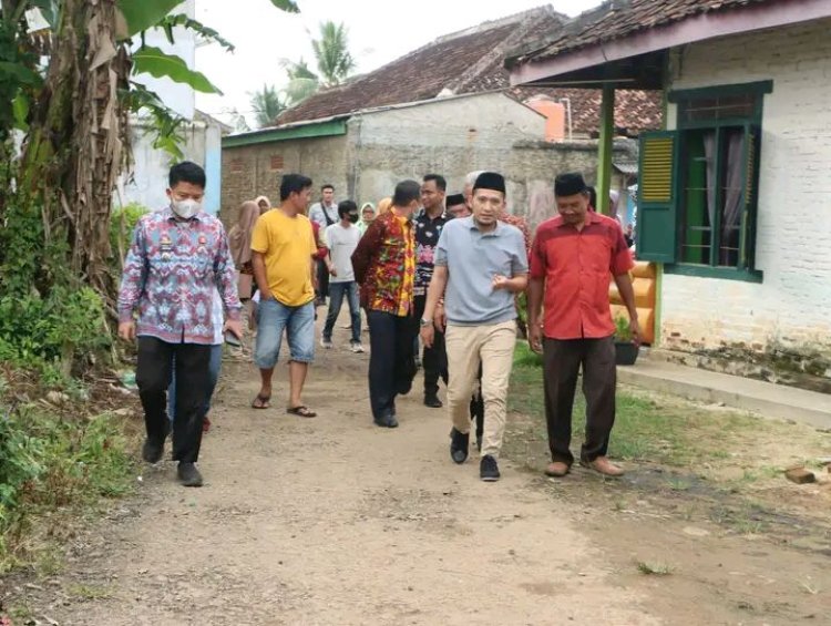 Jalan Kaki, Wabup Lampura Sapa Warga dan Beri Buah Tangan