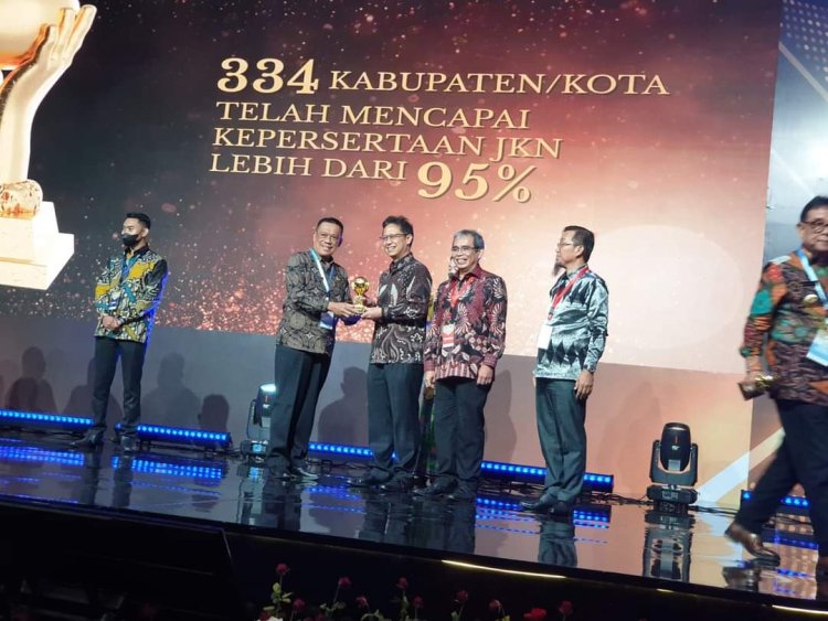 Pemkab Lampung Utara Terima Penghargaan UHC