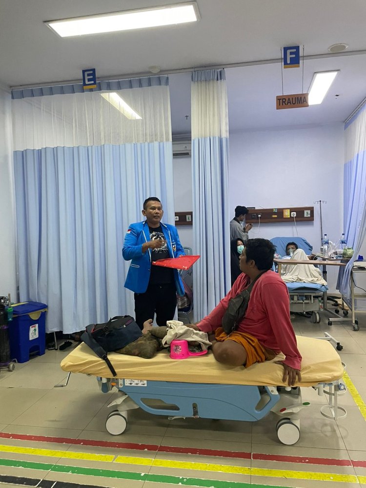 Ketua KNPI Siak Bantu Pengobatan Warga Rohil yang Kurang Mampu