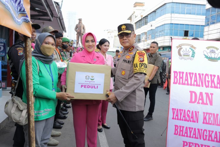 Ketua Bhayangkari Daerah Lampung Beri Bingkisan ke Personil Pam Operasi Ketupat Krakatu 2023