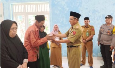 PJ Pekon Gunung Terang Salurkan BLT-DD Kepada 70 KPM Tahap I