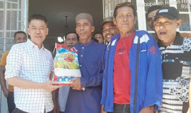 Serahkan Bantuan Untuk Masyarakat Pekerja Kayu, Bupati Bentuk Kepedulian Kepada Masyarakat