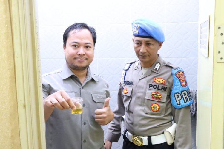 Curiga, Kapolres Tulang Bawang Cek Urine Personel Satresnarkoba Secara Mendadak