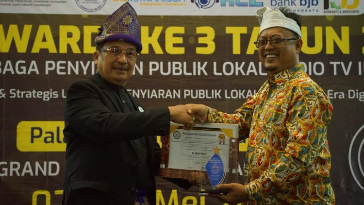 Rakornas dan LPPL Award ke III 2023, Bupati Rohul Terima Penghargaan Bupati Peduli Radio