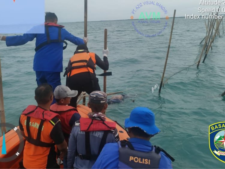 Sat Polairud Polres Lamtim dan Tim SAR Gabungan Evakuasi Jenazah Korban Tenggelam
