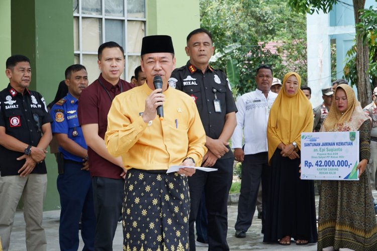 Bupati Rohil Serahkan Santunan BPJS Kepada Almarhum Pegawai Satpol PP