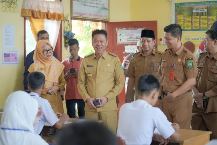 Bupati Rohil dan Kadis Pendidikan Tinjau Pelaksanaan UAS di SMPN 1 Bangko