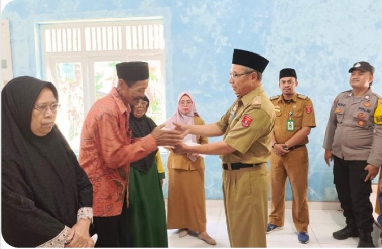 PJ Pekon Gunung Terang Salurkan BLT-DD Kepada 70 KPM Tahap I