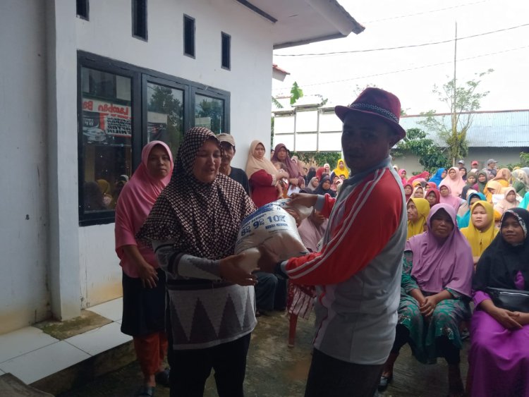 Warga Pekon Tugu Mulya Terima Bantuan Beras Cadangan Pangan Pemerintah