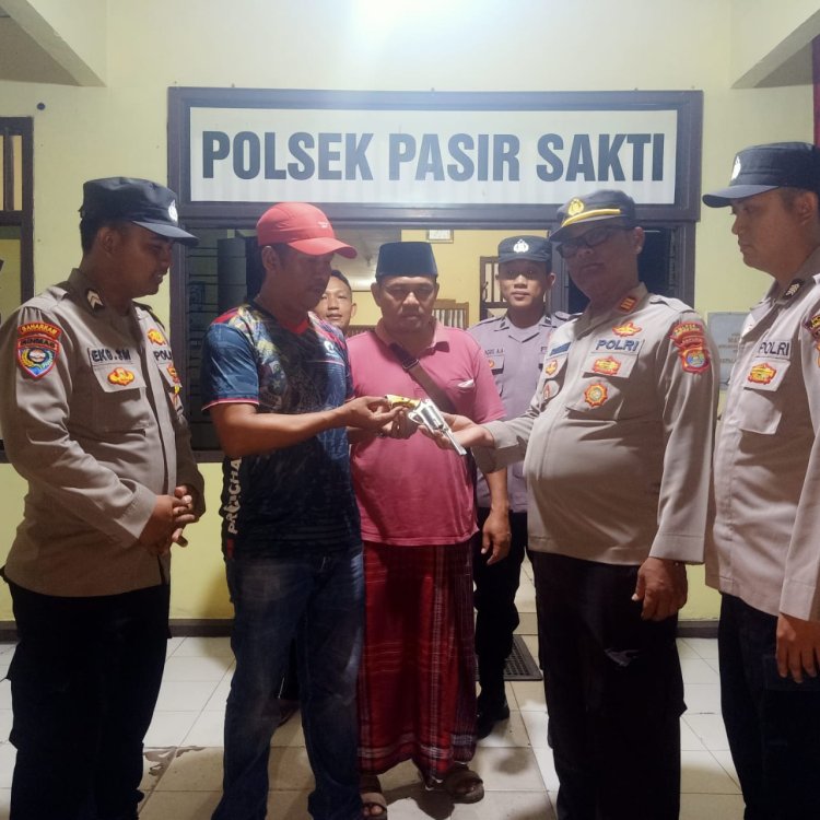 Seorang Warga Serahkan 1 Pucuk Senpi ke Polsek Pasir Sakti