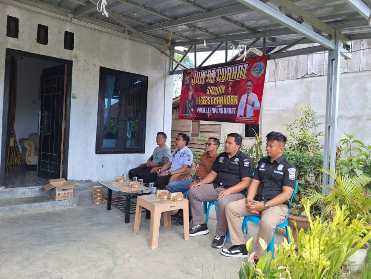 "Jum'at Curhat" Polres Lampung Barat Jadikan Polri Berada di Tengah - Tengah Masyarakat