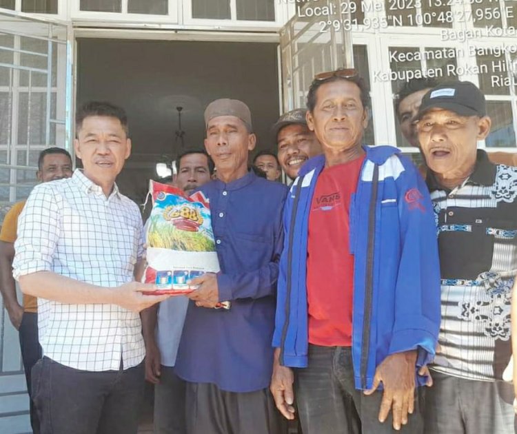 Serahkan Bantuan Untuk Masyarakat Pekerja Kayu, Bupati Bentuk Kepedulian Kepada Masyarakat