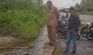 DLH ROHIL Turunkan Puluhan Satgas Atasi Banjir di Bagan Siapiapi dan Sekitarnya