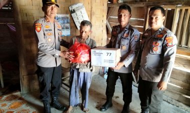 Hari Bhayangkara ke-77 Polisi Sambangi Warga Salurkan Bansos di Karang Umpu
