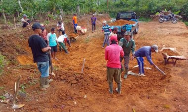 Gotong Royong Bersihkan Lingkungan Wujud Sinergitas Masyarakat dan Pemerintah Pekon