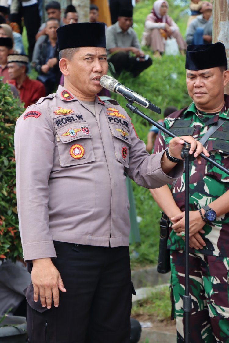 Wakapolres Lampung Barat Pimpin Pengamanan Pemberangkatan Jama'ah Calon Haji Kloter Kedua