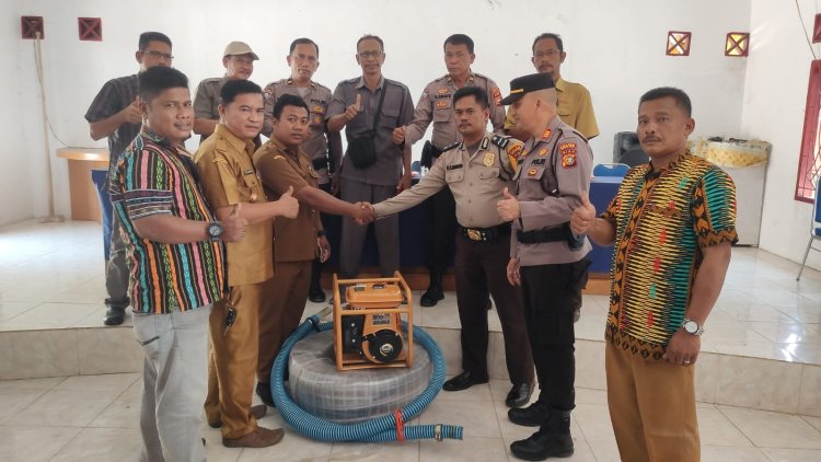 Personil Polsek Bagan Sinembah Berikan Bantuan Mesin Air Untuk Pemadaman Karhutla
