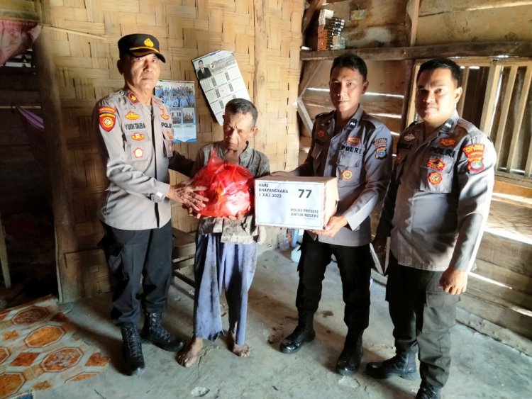 Hari Bhayangkara ke-77 Polisi Sambangi Warga Salurkan Bansos di Karang Umpu