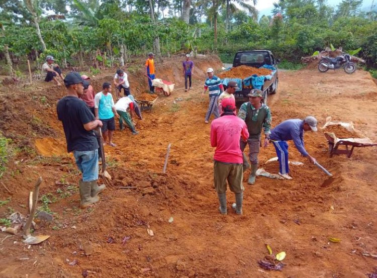 Gotong Royong Bersihkan Lingkungan Wujud Sinergitas Masyarakat dan Pemerintah Pekon