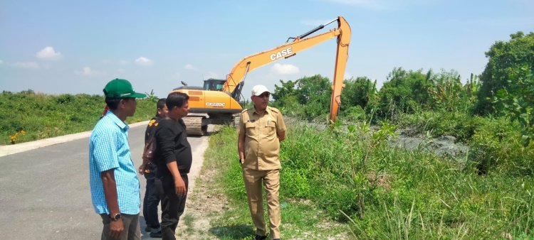 Antisipasi Terjadinya Banjir, Dinas PUTR Rohil Lakukan Normalisasi Sungai dan Parit