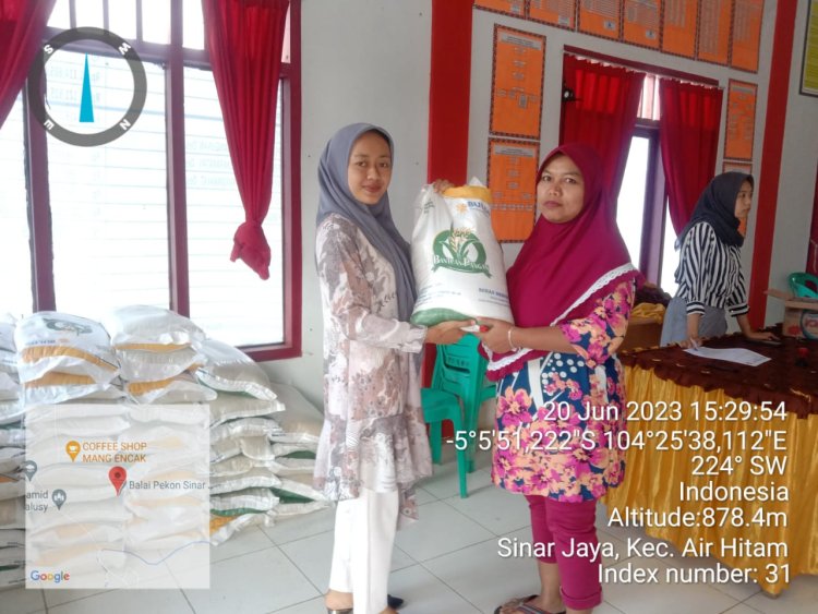 Warga Pekon Sinar Jaya Terima Bantuan Beras Cadangan Pangan Pemerintah