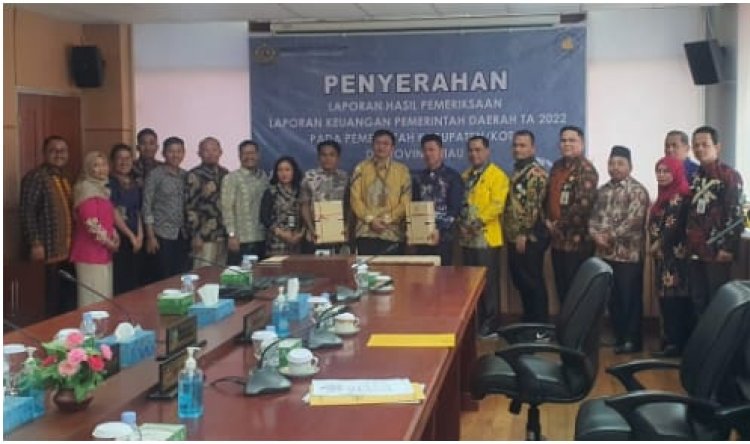 Terima Laporan Hasil Pemeriksaan BPK RI Prov.Riau, Bupati Rohil Dampingi Ketua DPRD. LHP Rohil 2022 WTP