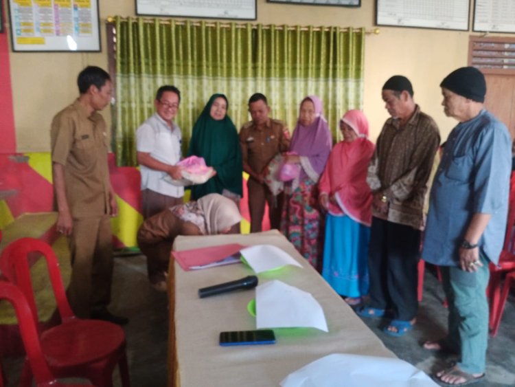 Pemdes Puralaksana Salurkan Bantuan Sembako Jelang Hari Raya Idul Adha kepada Lansia dan Anak Yatim