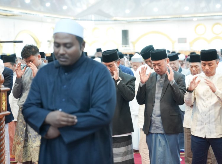 Sholat Idul Adha di Masjid Agung Al Ikhlas, Bupati Rohil Gelar Open House