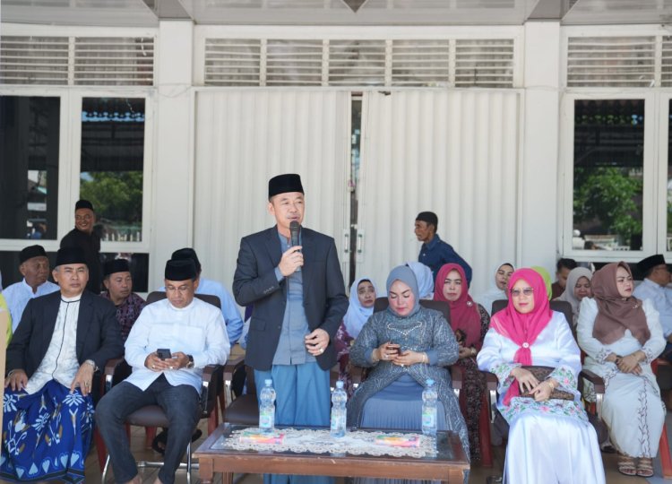 Bupati Rohil Bagikan Ratusan Paket Sembakp dan Daging Qurban ke Masyarakat dan Insan Pers