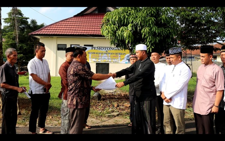Polres Lampung Barat Serahkan Hewan Qurban 4 Ekor Sapi ke Panitia Qurban