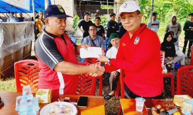 Wakili Bupati Tanggamus, PLT Kadis Kominfo Buka Turnamen Sepak Bola Mini dan Berikan Bantuan