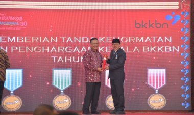 Walikota Metro Wahdi Terima Penghargaan Dari Kepala BKKBN RI